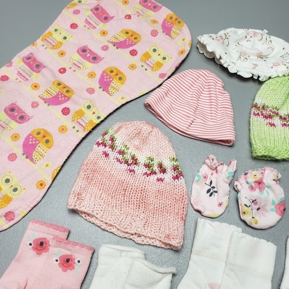 baby girls mixed bundle of 18 socks, hats, mittens - Picture 6 of 8